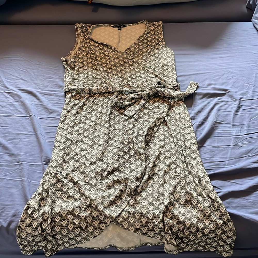 41 Hawthorn Dress Belted Grey and White Geometric Pattern